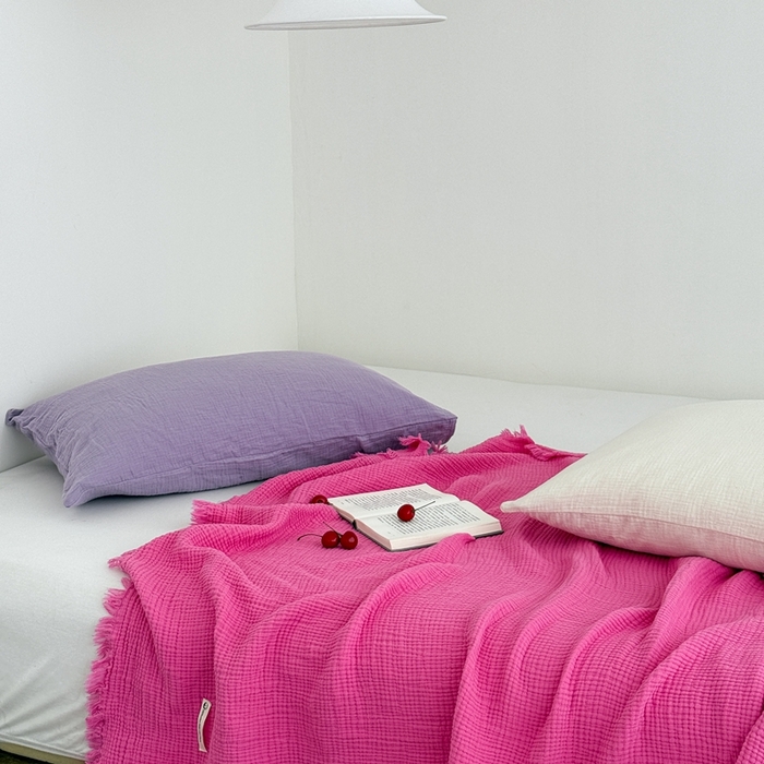 91家纺网 家纺一手货源 找家纺 山舍家居 2025新款全棉四层纱流苏盖毯第三批 床拍图 玫红色