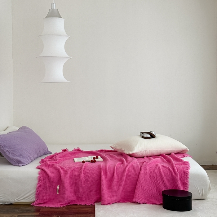 91家纺网 家纺一手货源 找家纺 山舍家居 2025新款全棉四层纱流苏盖毯第三批 床拍图 玫红色