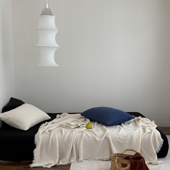 91家纺网 家纺一手货源 找家纺 山舍家居 2025新款全棉四层纱流苏盖毯第三批 床拍图 奶油白