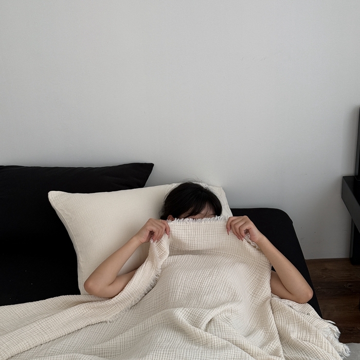 91家纺网 家纺一手货源 找家纺 山舍家居 2025新款全棉四层纱流苏盖毯第三批 床拍图 奶油白