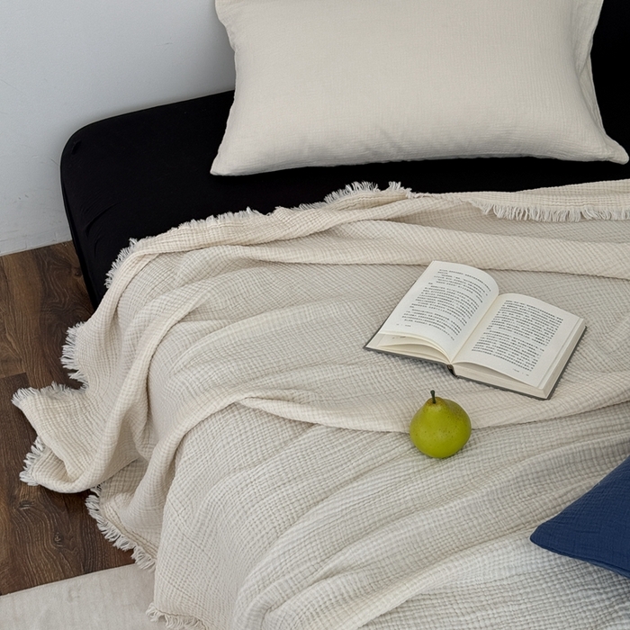 91家纺网 家纺一手货源 找家纺 山舍家居 2025新款全棉四层纱流苏盖毯第三批 床拍图 奶油白