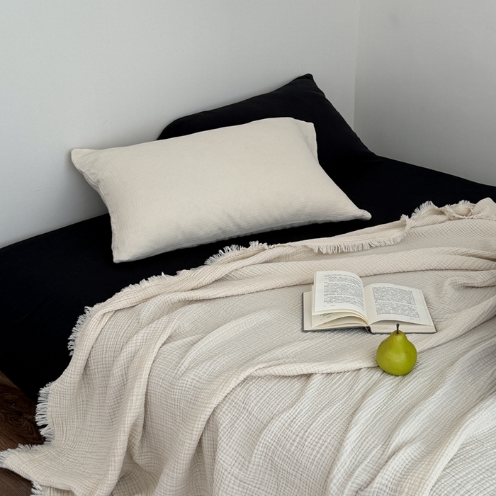 91家纺网 家纺一手货源 找家纺 山舍家居 2025新款全棉四层纱流苏盖毯第三批 床拍图 奶油白