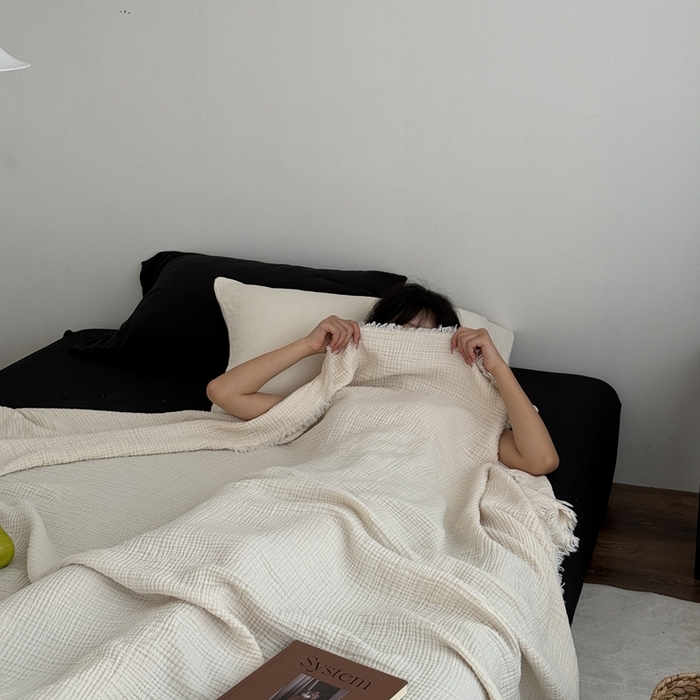 91家纺网 家纺一手货源 找家纺 山舍家居 2025新款全棉四层纱流苏盖毯第三批 床拍图 奶油白