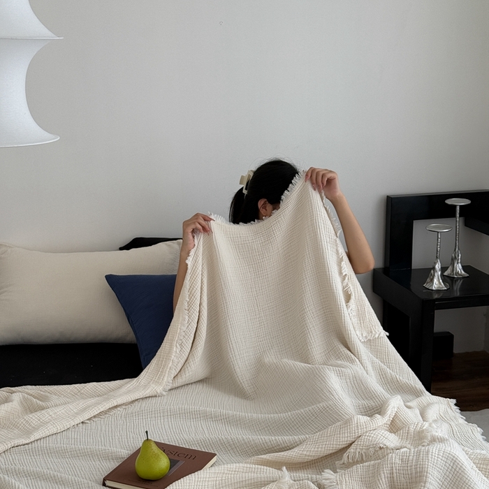91家纺网 家纺一手货源 找家纺 山舍家居 2025新款全棉四层纱流苏盖毯第三批 床拍图 奶油白