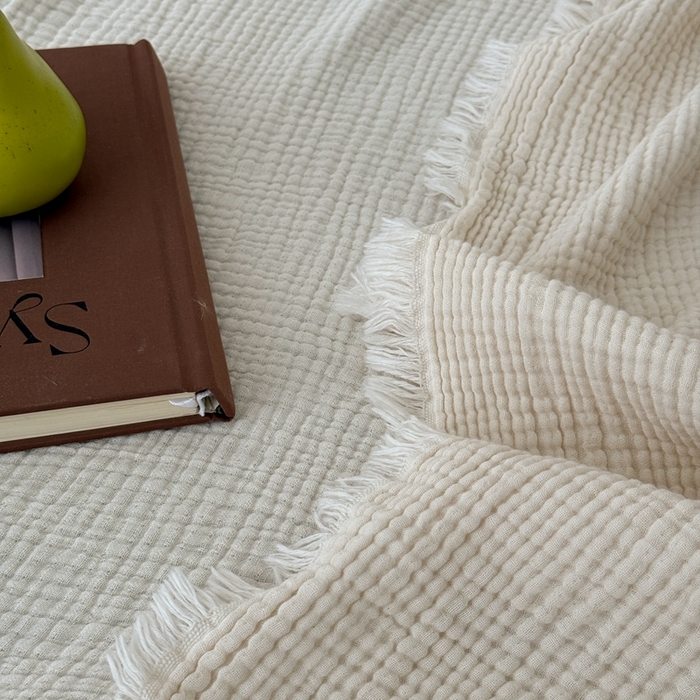91家纺网 家纺一手货源 找家纺 山舍家居 2025新款全棉四层纱流苏盖毯第三批 床拍图 奶油白