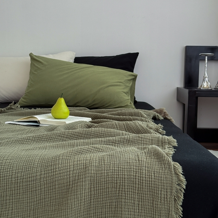 91家纺网 家纺一手货源 找家纺 山舍家居 2025新款全棉四层纱流苏盖毯第三批 床拍图 松石绿