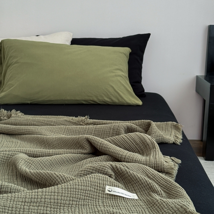 91家纺网 家纺一手货源 找家纺 山舍家居 2025新款全棉四层纱流苏盖毯第三批 床拍图 松石绿