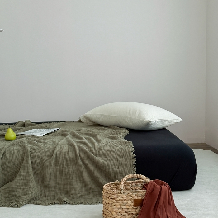 91家纺网 家纺一手货源 找家纺 山舍家居 2025新款全棉四层纱流苏盖毯第三批 床拍图 松石绿