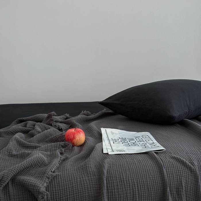 91家纺网 家纺一手货源 找家纺 山舍家居 2025新款全棉四层纱流苏盖毯第三批 床拍图 炭黑