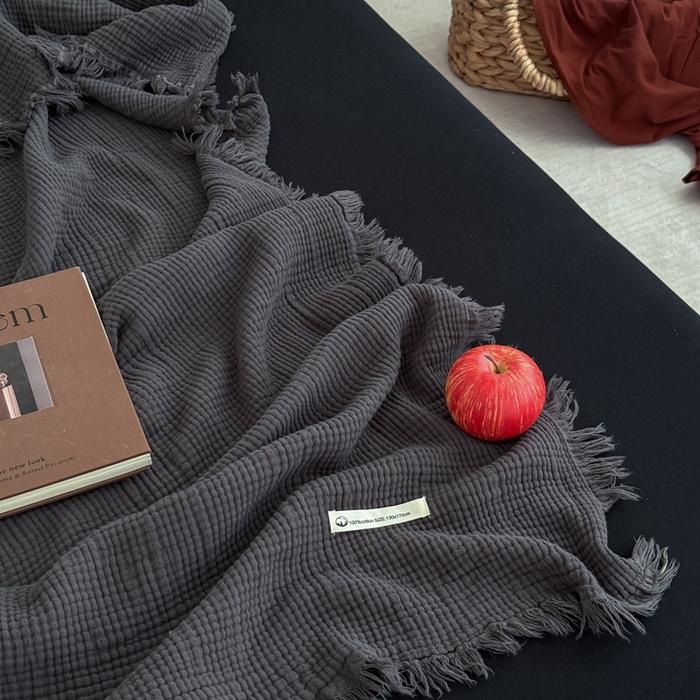 91家纺网 家纺一手货源 找家纺 山舍家居 2025新款全棉四层纱流苏盖毯第三批 床拍图 炭黑