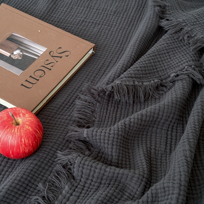 91家纺网 家纺一手货源 找家纺 山舍家居 2025新款全棉四层纱流苏盖毯第三批 床拍图 炭黑