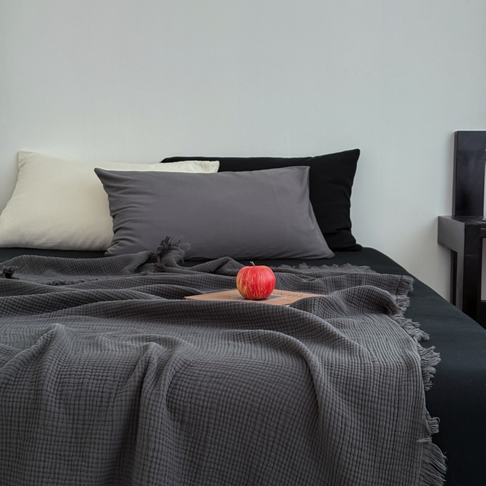 91家纺网 家纺一手货源 找家纺 山舍家居 2025新款全棉四层纱流苏盖毯第三批 床拍图 炭黑