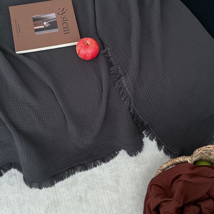 91家纺网 家纺一手货源 找家纺 山舍家居 2025新款全棉四层纱流苏盖毯第三批 床拍图 炭黑