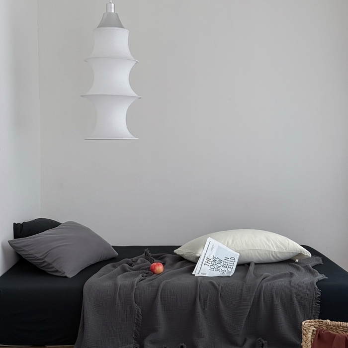 91家纺网 家纺一手货源 找家纺 山舍家居 2025新款全棉四层纱流苏盖毯第三批 床拍图 炭黑