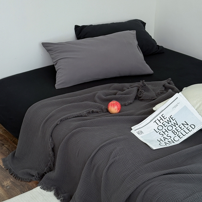 91家纺网 家纺一手货源 找家纺 山舍家居 2025新款全棉四层纱流苏盖毯第三批 床拍图 炭黑