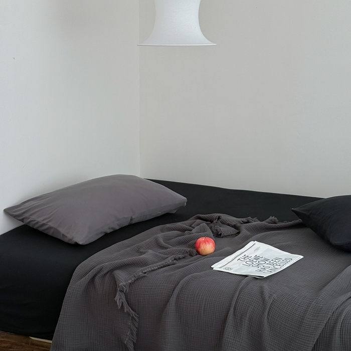 91家纺网 家纺一手货源 找家纺 山舍家居 2025新款全棉四层纱流苏盖毯第三批 床拍图 炭黑