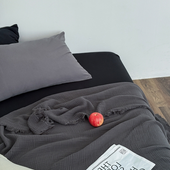 91家纺网 家纺一手货源 找家纺 山舍家居 2025新款全棉四层纱流苏盖毯第三批 床拍图 炭黑