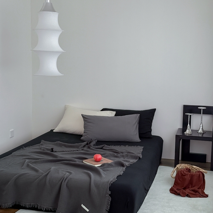 91家纺网 家纺一手货源 找家纺 山舍家居 2025新款全棉四层纱流苏盖毯第三批 床拍图 炭黑