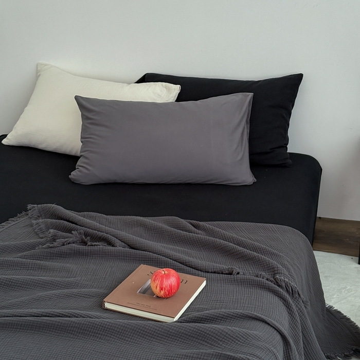 91家纺网 家纺一手货源 找家纺 山舍家居 2025新款全棉四层纱流苏盖毯第三批 床拍图 炭黑