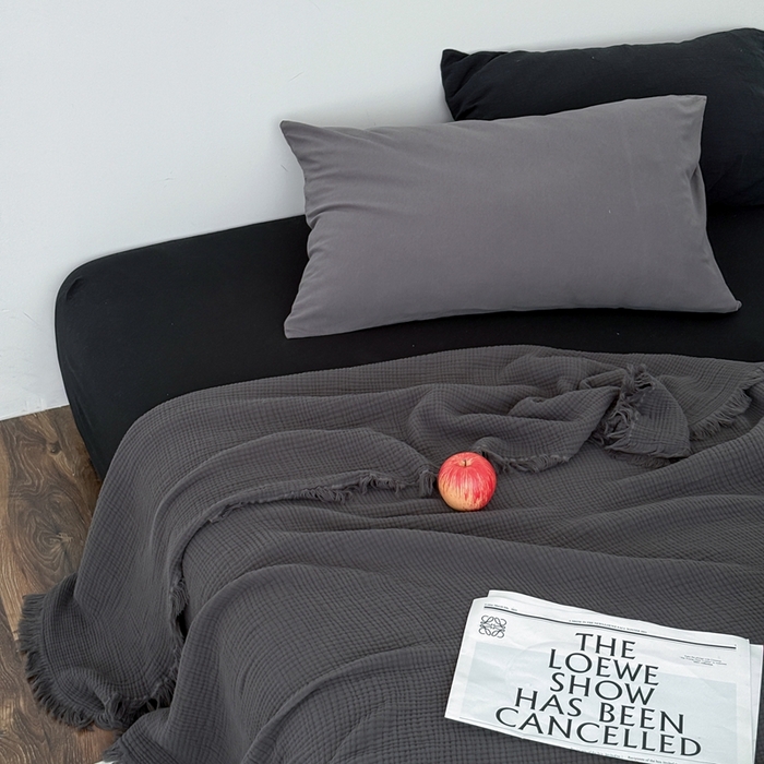 91家纺网 家纺一手货源 找家纺 山舍家居 2025新款全棉四层纱流苏盖毯第三批 床拍图 炭黑