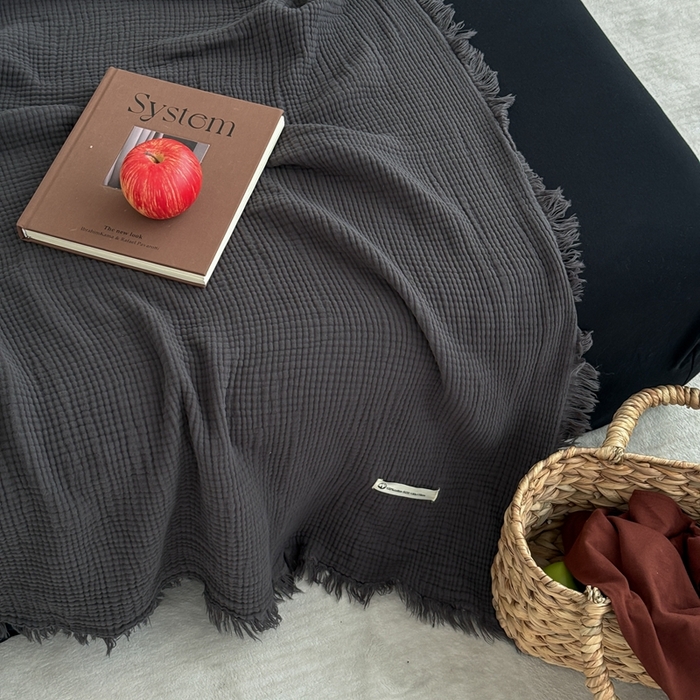 91家纺网 家纺一手货源 找家纺 山舍家居 2025新款全棉四层纱流苏盖毯第三批 床拍图 炭黑