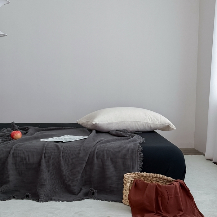 91家纺网 家纺一手货源 找家纺 山舍家居 2025新款全棉四层纱流苏盖毯第三批 床拍图 炭黑