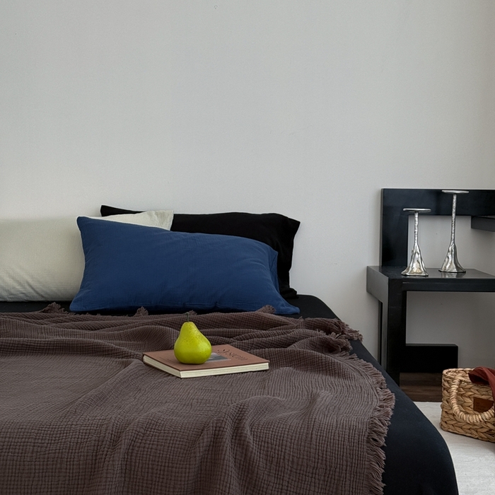 91家纺网 家纺一手货源 找家纺 山舍家居 2025新款全棉四层纱流苏盖毯第三批 床拍图 陶泥