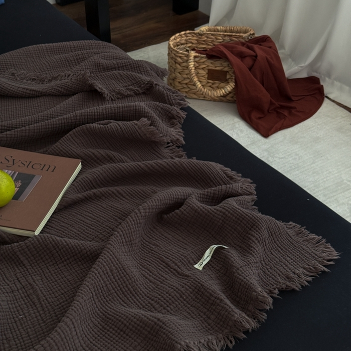 91家纺网 家纺一手货源 找家纺 山舍家居 2025新款全棉四层纱流苏盖毯第三批 床拍图 陶泥