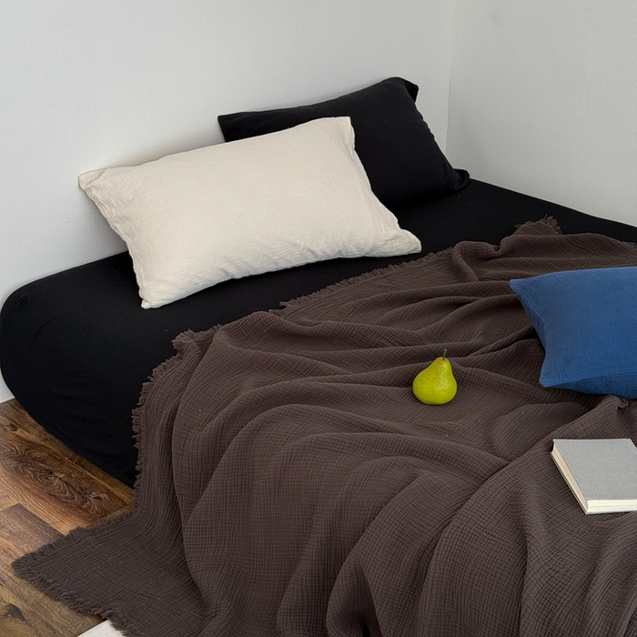 91家纺网 家纺一手货源 找家纺 山舍家居 2025新款全棉四层纱流苏盖毯第三批 床拍图 陶泥