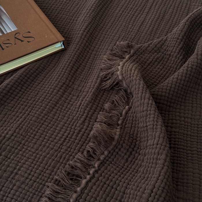 91家纺网 家纺一手货源 找家纺 山舍家居 2025新款全棉四层纱流苏盖毯第三批 床拍图 陶泥