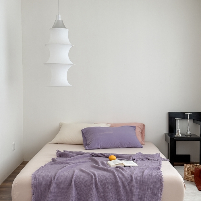 91家纺网 家纺一手货源 找家纺 山舍家居 2025新款全棉四层纱流苏盖毯第三批 床拍图 烟紫