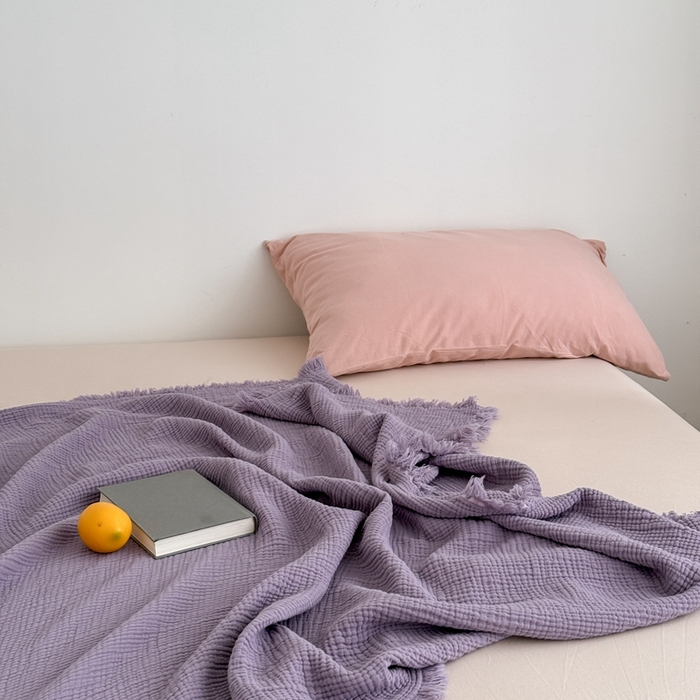 91家纺网 家纺一手货源 找家纺 山舍家居 2025新款全棉四层纱流苏盖毯第三批 床拍图 烟紫