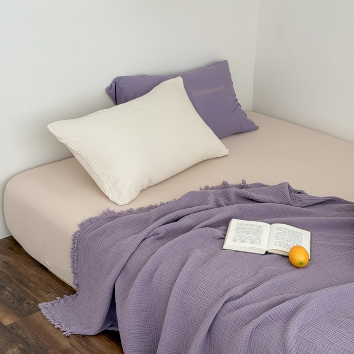 91家纺网 家纺一手货源 找家纺 山舍家居 2025新款全棉四层纱流苏盖毯第三批 床拍图 烟紫