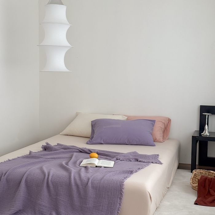 91家纺网 家纺一手货源 找家纺 山舍家居 2025新款全棉四层纱流苏盖毯第三批 床拍图 烟紫