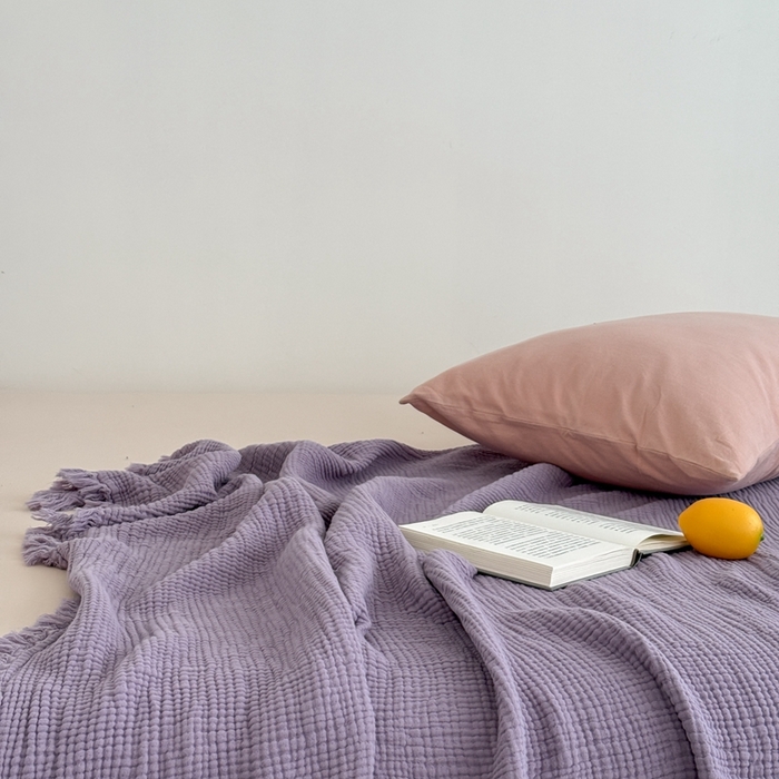 91家纺网 家纺一手货源 找家纺 山舍家居 2025新款全棉四层纱流苏盖毯第三批 床拍图 烟紫