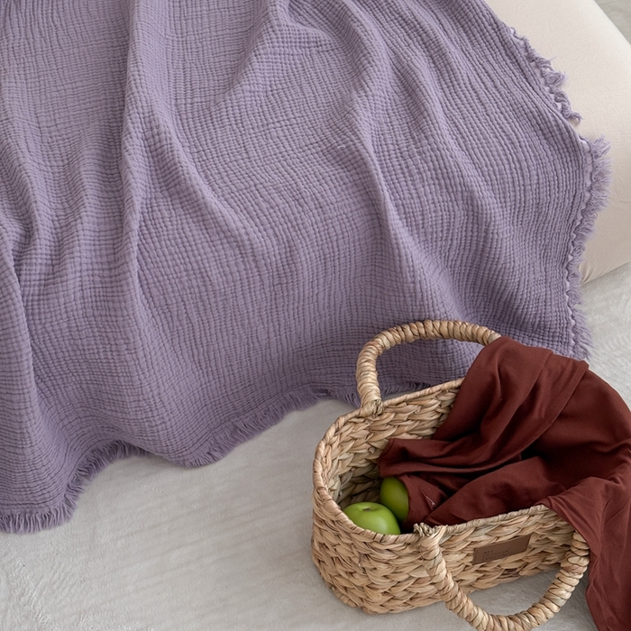 91家纺网 家纺一手货源 找家纺 山舍家居 2025新款全棉四层纱流苏盖毯第三批 床拍图 烟紫