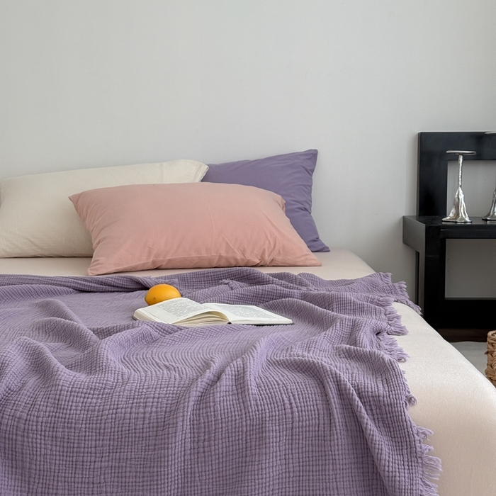 91家纺网 家纺一手货源 找家纺 山舍家居 2025新款全棉四层纱流苏盖毯第三批 床拍图 烟紫