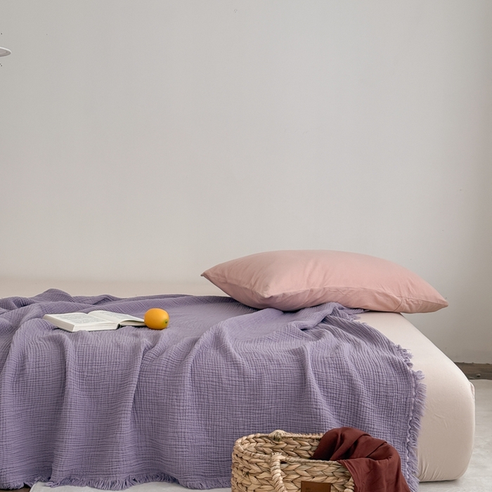 91家纺网 家纺一手货源 找家纺 山舍家居 2025新款全棉四层纱流苏盖毯第三批 床拍图 烟紫