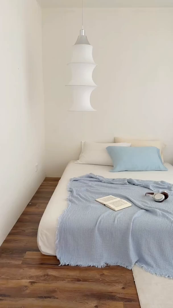 91家纺网 家纺一手货源 找家纺 山舍家居 2025新款全棉四层纱流苏盖毯第三批 床拍图 冰川蓝