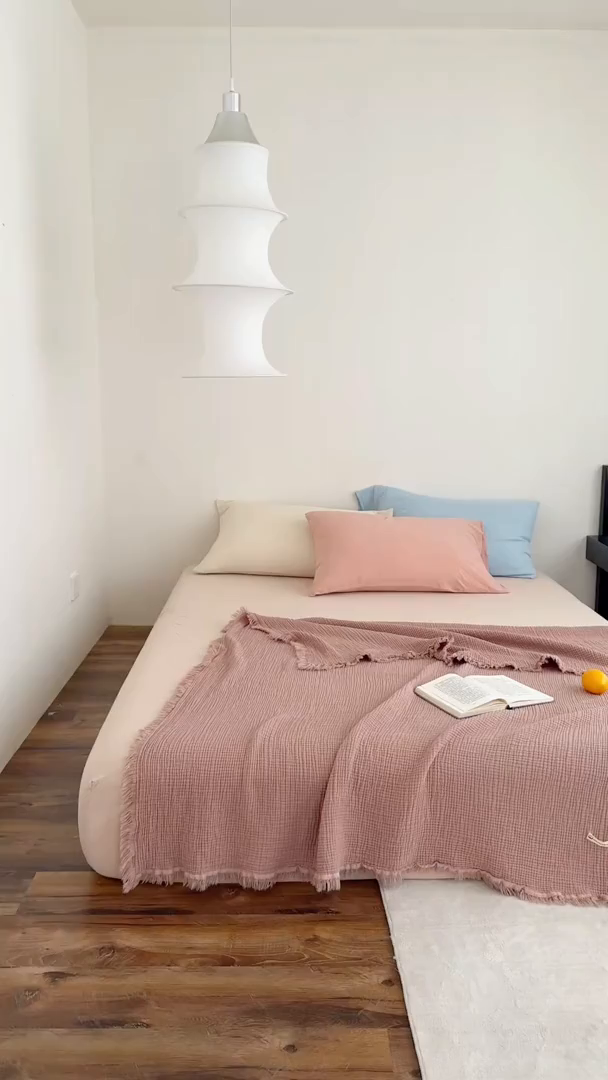 91家纺网 家纺一手货源 找家纺 山舍家居 2025新款全棉四层纱流苏盖毯第三批 床拍图 琉璃色