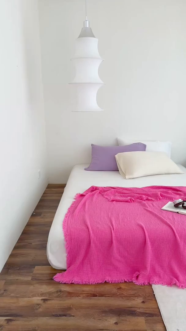 91家纺网 家纺一手货源 找家纺 山舍家居 2025新款全棉四层纱流苏盖毯第三批 床拍图 玫红色