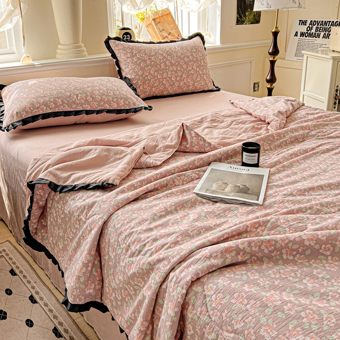 91家纺网 家纺一手货源 找家纺 仟网汇 2025新款皱皱纱赫本风花边夏被夏凉被空调被四件套 赫本风-春风里红