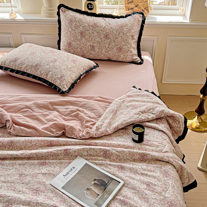 91家纺网 家纺一手货源 找家纺 仟网汇 2025新款皱皱纱赫本风花边夏被夏凉被空调被四件套 赫本风-花束粉