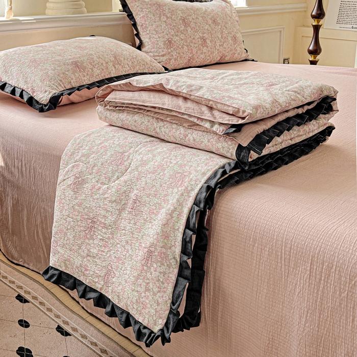 91家纺网 家纺一手货源 找家纺 仟网汇 2025新款皱皱纱赫本风花边夏被夏凉被空调被四件套 赫本风-花束粉