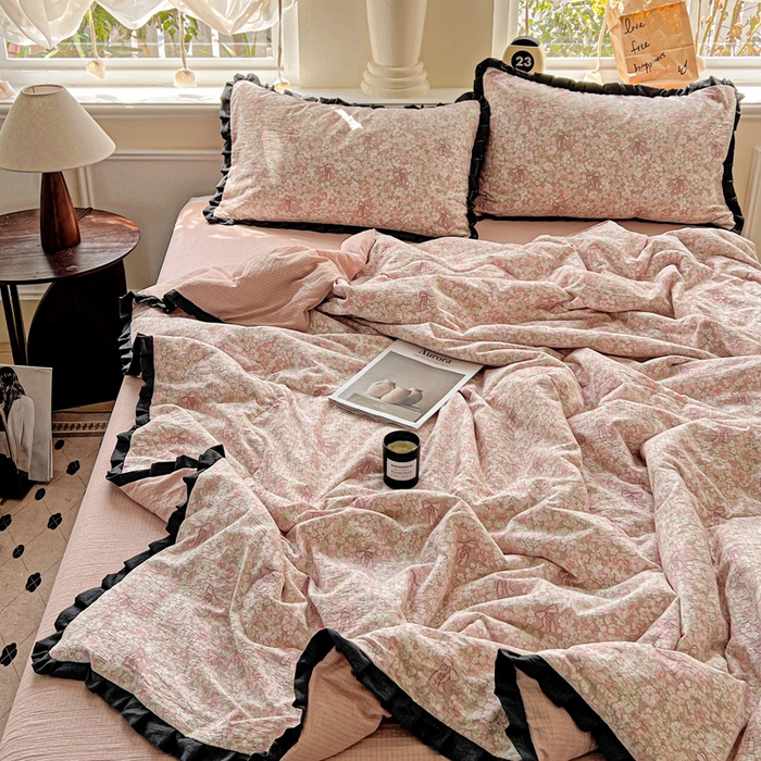 91家纺网 家纺一手货源 找家纺 仟网汇 2025新款皱皱纱赫本风花边夏被夏凉被空调被四件套 赫本风-花束粉