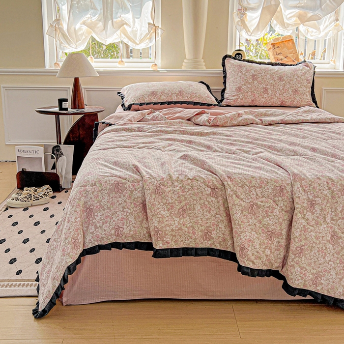 91家纺网 家纺一手货源 找家纺 仟网汇 2025新款皱皱纱赫本风花边夏被夏凉被空调被四件套 赫本风-花束粉