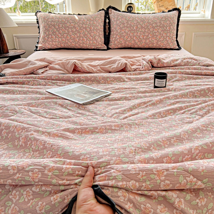 91家纺网 家纺一手货源 找家纺 仟网汇 2025新款皱皱纱赫本风花边夏被夏凉被空调被四件套 赫本风-春风里红