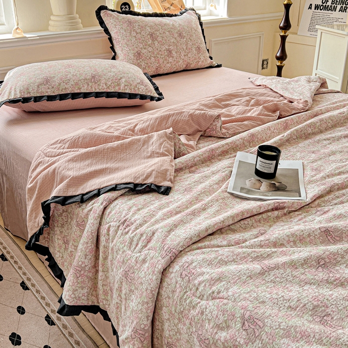 91家纺网 家纺一手货源 找家纺 仟网汇 2025新款皱皱纱赫本风花边夏被夏凉被空调被四件套 赫本风-花束粉