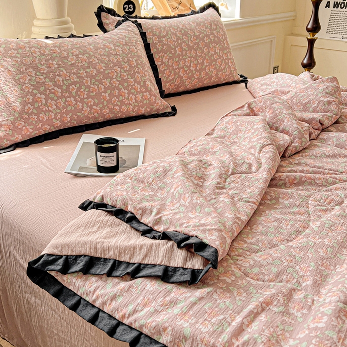 91家纺网 家纺一手货源 找家纺 仟网汇 2025新款皱皱纱赫本风花边夏被夏凉被空调被四件套 赫本风-春风里红