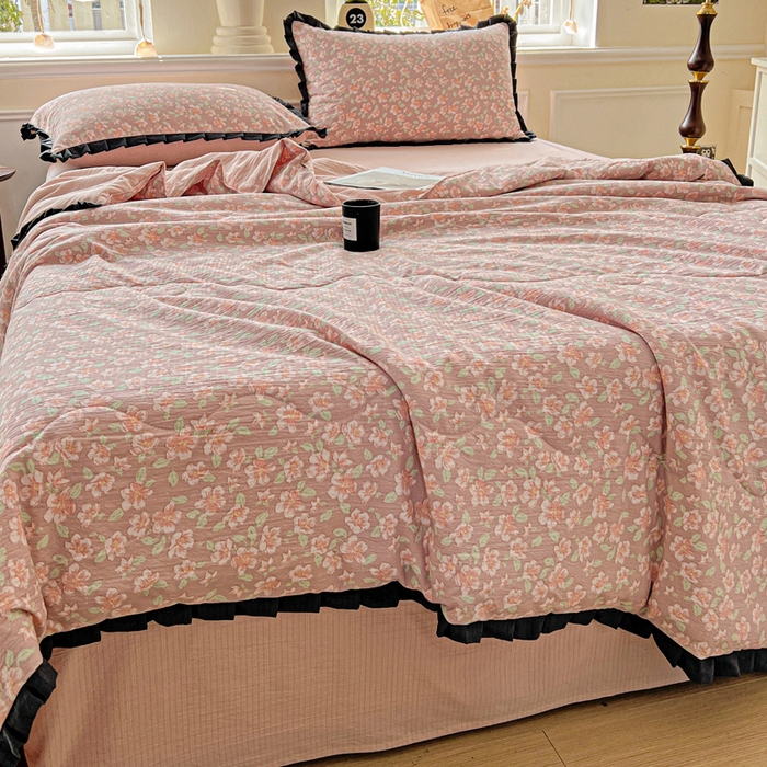 91家纺网 家纺一手货源 找家纺 仟网汇 2025新款皱皱纱赫本风花边夏被夏凉被空调被四件套 赫本风-春风里红